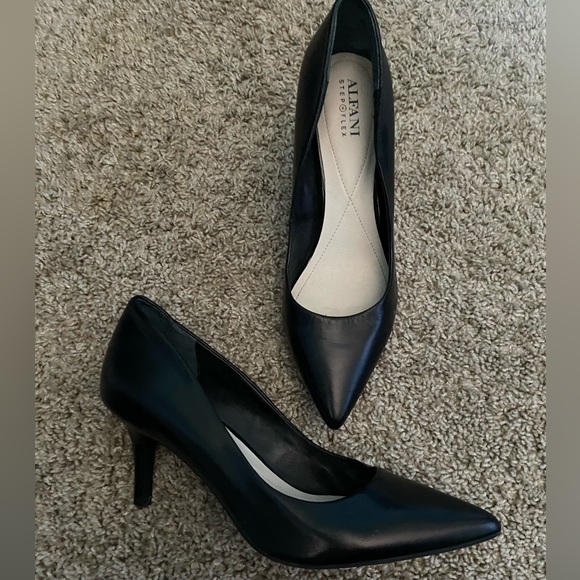 Black pointed toe heels. - Picture 3 of 4